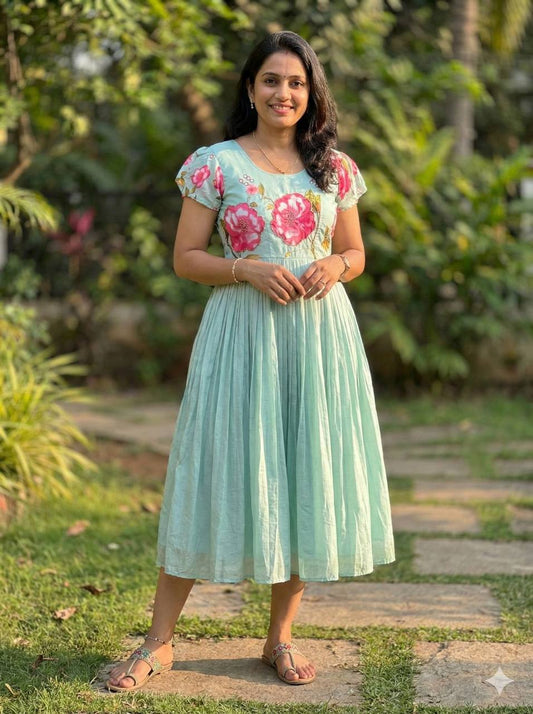 Elegant Mul Mul Cotton Gown with Intricate Maggam Embroidery – Where Style Meets Comfort