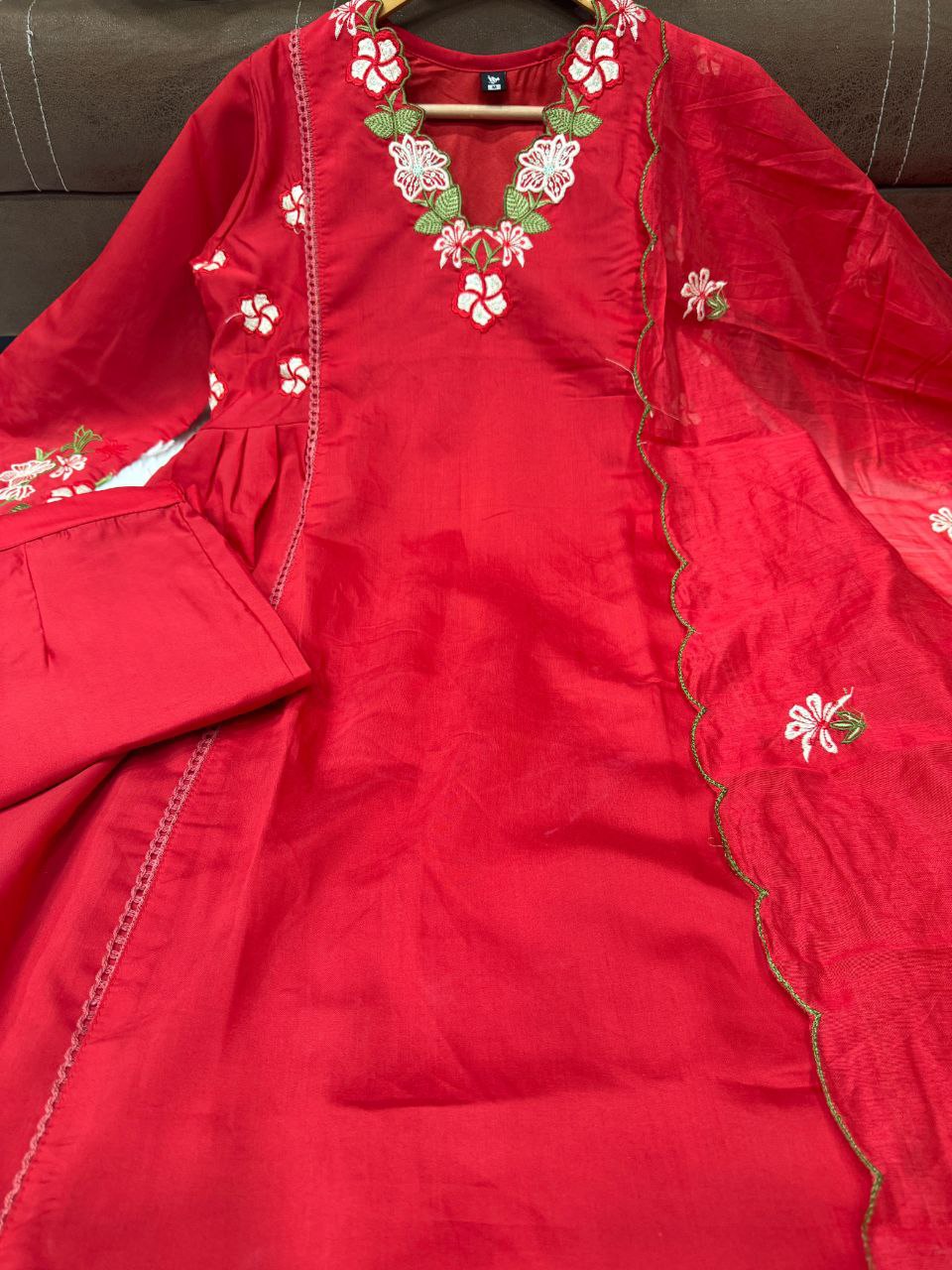 Elegant 3-Piece Festival Set in Chanderi Silk with Organza Dupatta and Exquisite Embroidery