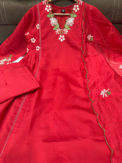 Elegant 3-Piece Festival Set in Chanderi Silk with Organza Dupatta and Exquisite Embroidery