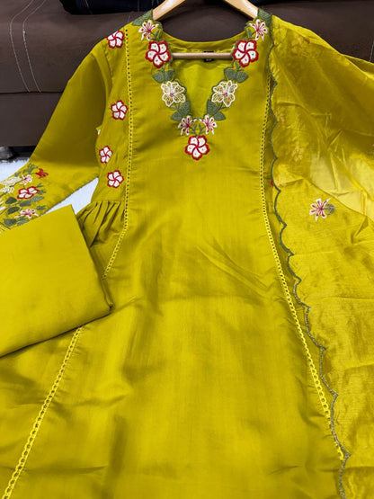 Elegant 3-Piece Festival Set in Chanderi Silk with Organza Dupatta and Exquisite Embroidery