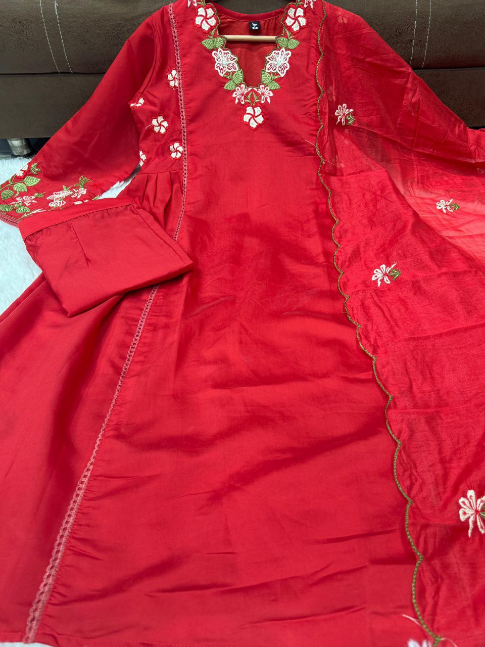 Elegant 3-Piece Festival Set in Chanderi Silk with Organza Dupatta and Exquisite Embroidery