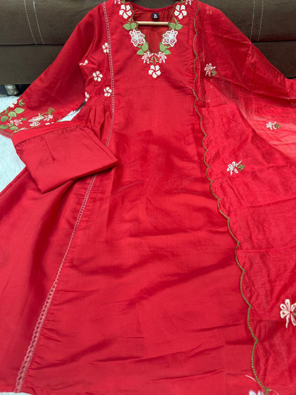 Elegant 3-Piece Festival Set in Chanderi Silk with Organza Dupatta and Exquisite Embroidery