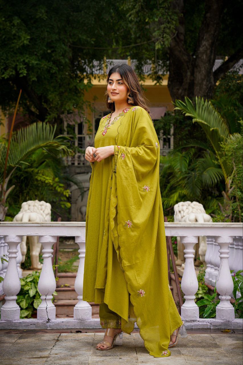 Elegant 3-Piece Festival Set in Chanderi Silk with Organza Dupatta and Exquisite Embroidery