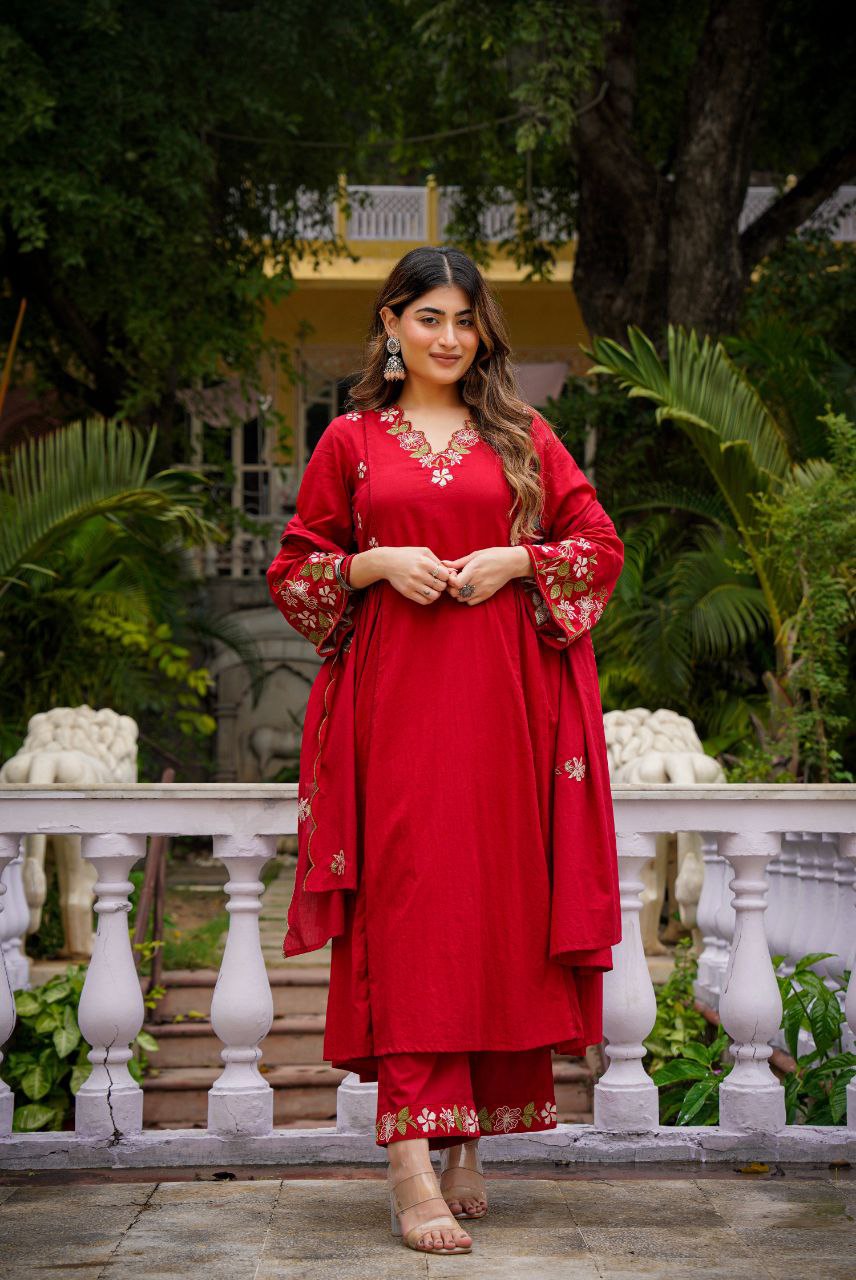 Elegant 3-Piece Festival Set in Chanderi Silk with Organza Dupatta and Exquisite Embroidery