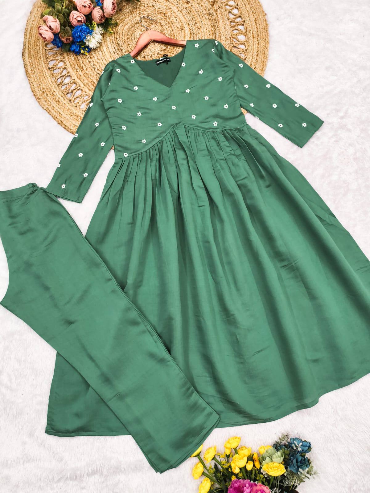 The Farheen co-ord set: Green Roman silk design for comfort.