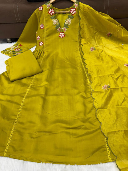 Elegant 3-Piece Festival Set in Chanderi Silk with Organza Dupatta and Exquisite Embroidery
