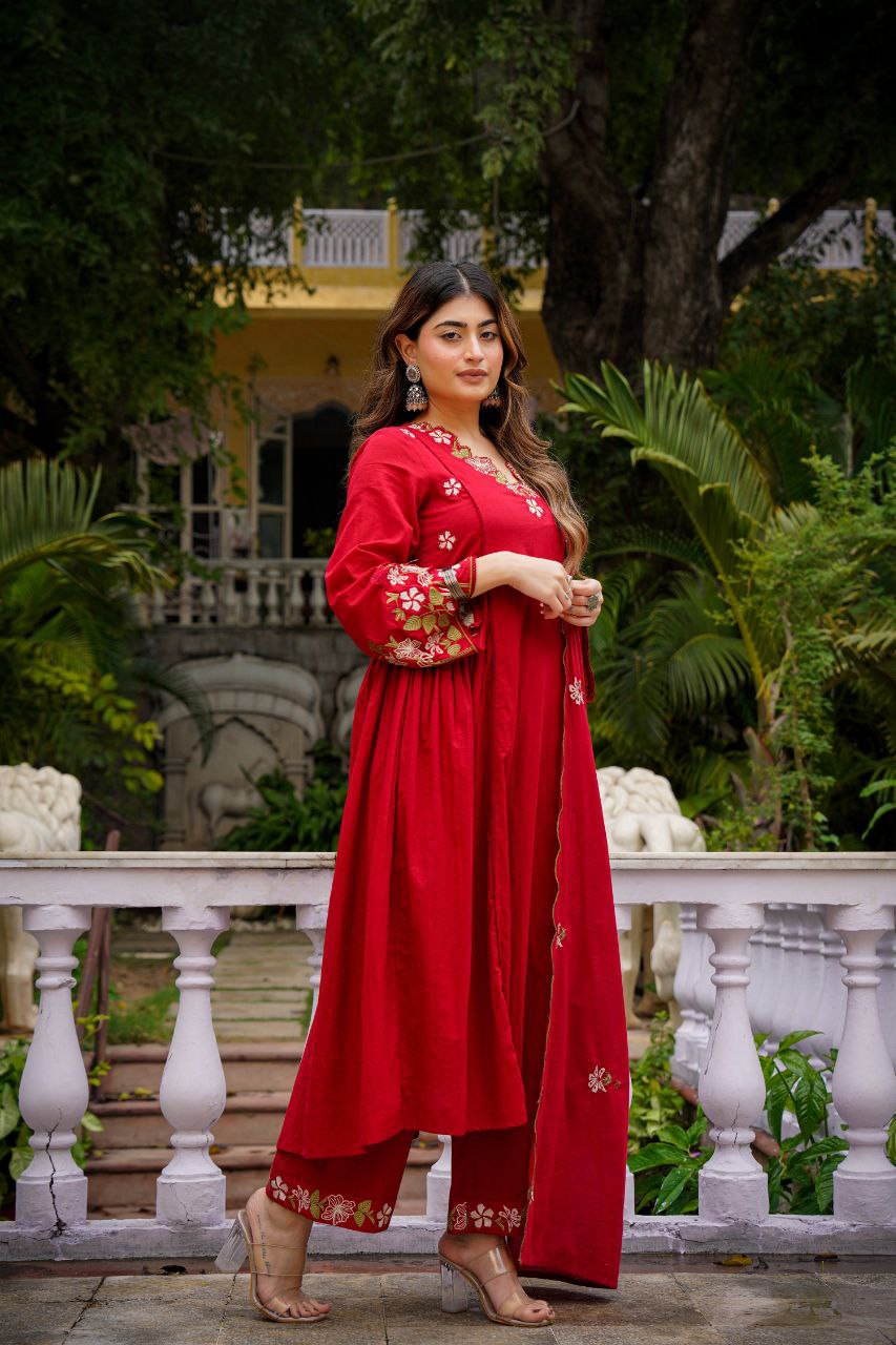 Elegant 3-Piece Festival Set in Chanderi Silk with Organza Dupatta and Exquisite Embroidery