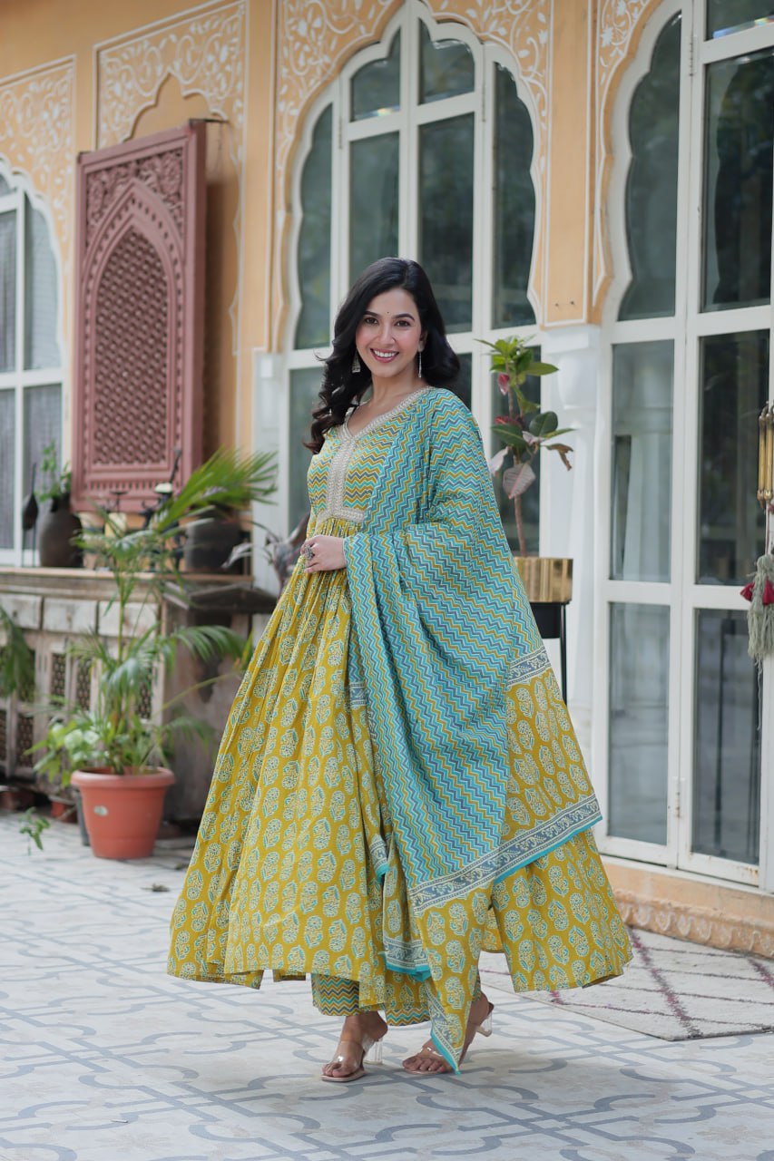 Close-up of mustard and teal kurti set neckline with lacework V-neck and chevron print dupatta details.