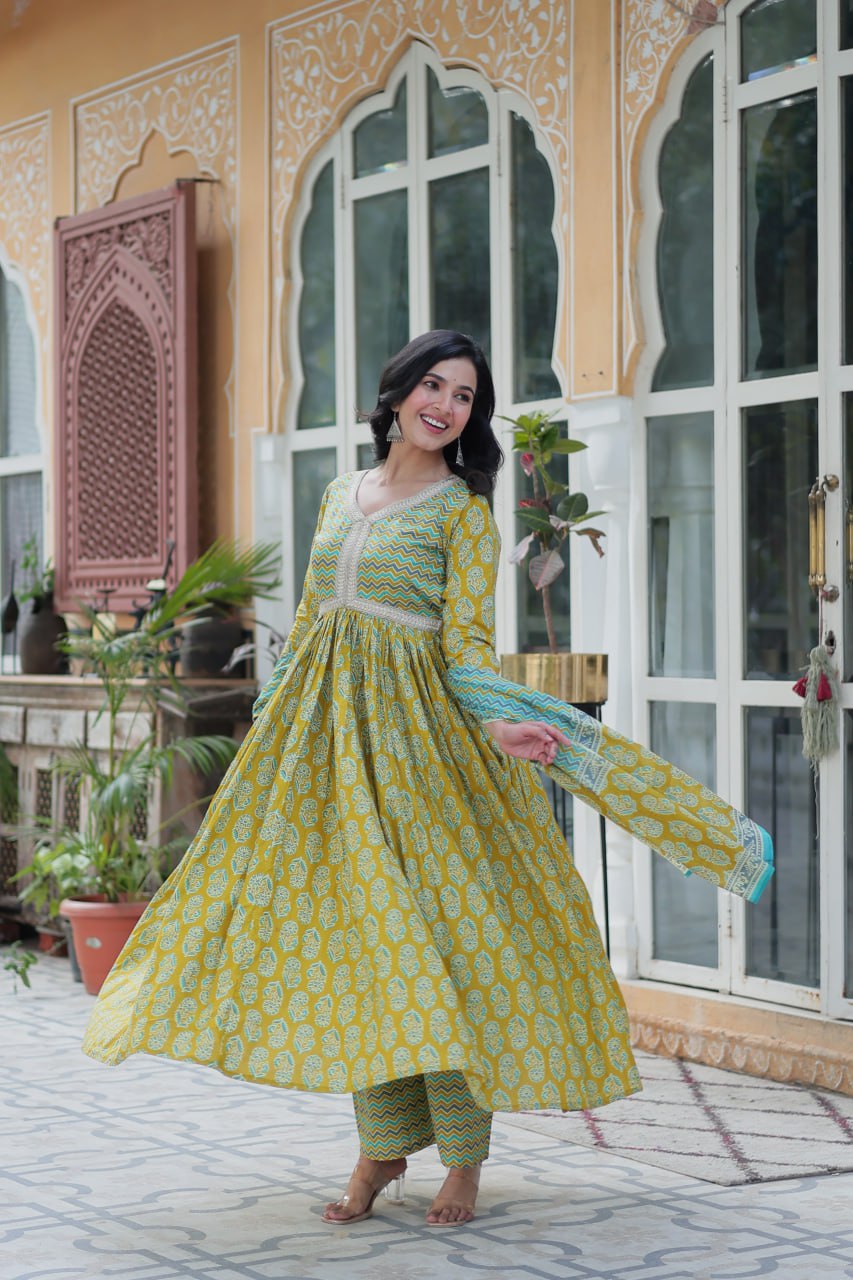 Close-up of mustard and teal chevron dupatta with lace trim and V-neck detail on cotton kurti set.
