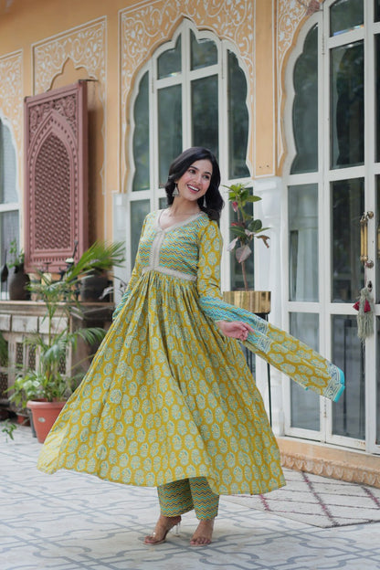Close-up of mustard and teal chevron dupatta with lace trim and V-neck detail on cotton kurti set.