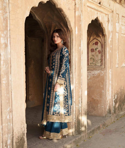 Grandeur Attire