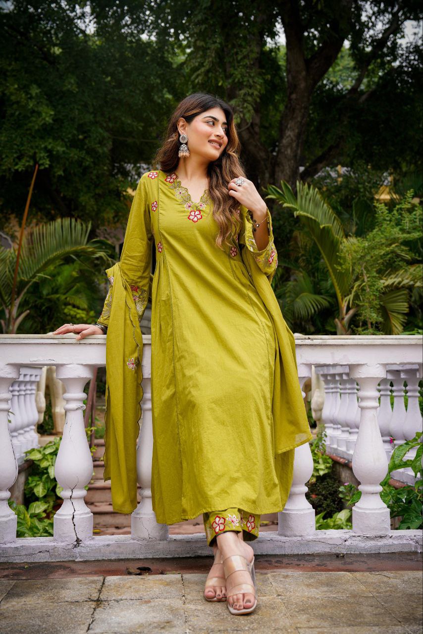 Elegant 3-Piece Festival Set in Chanderi Silk with Organza Dupatta and Exquisite Embroidery