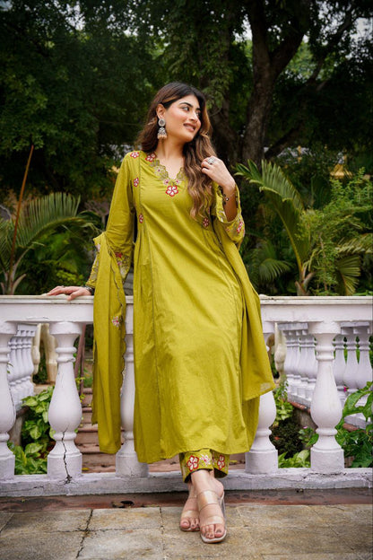 Elegant 3-Piece Festival Set in Chanderi Silk with Organza Dupatta and Exquisite Embroidery